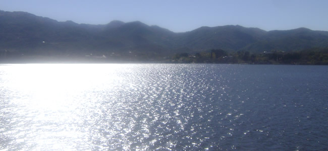 Lago espejado en Potrero de los funes