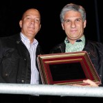 Intendente Andrés Vallone entrega placa a Gobernador Claudio Poggi